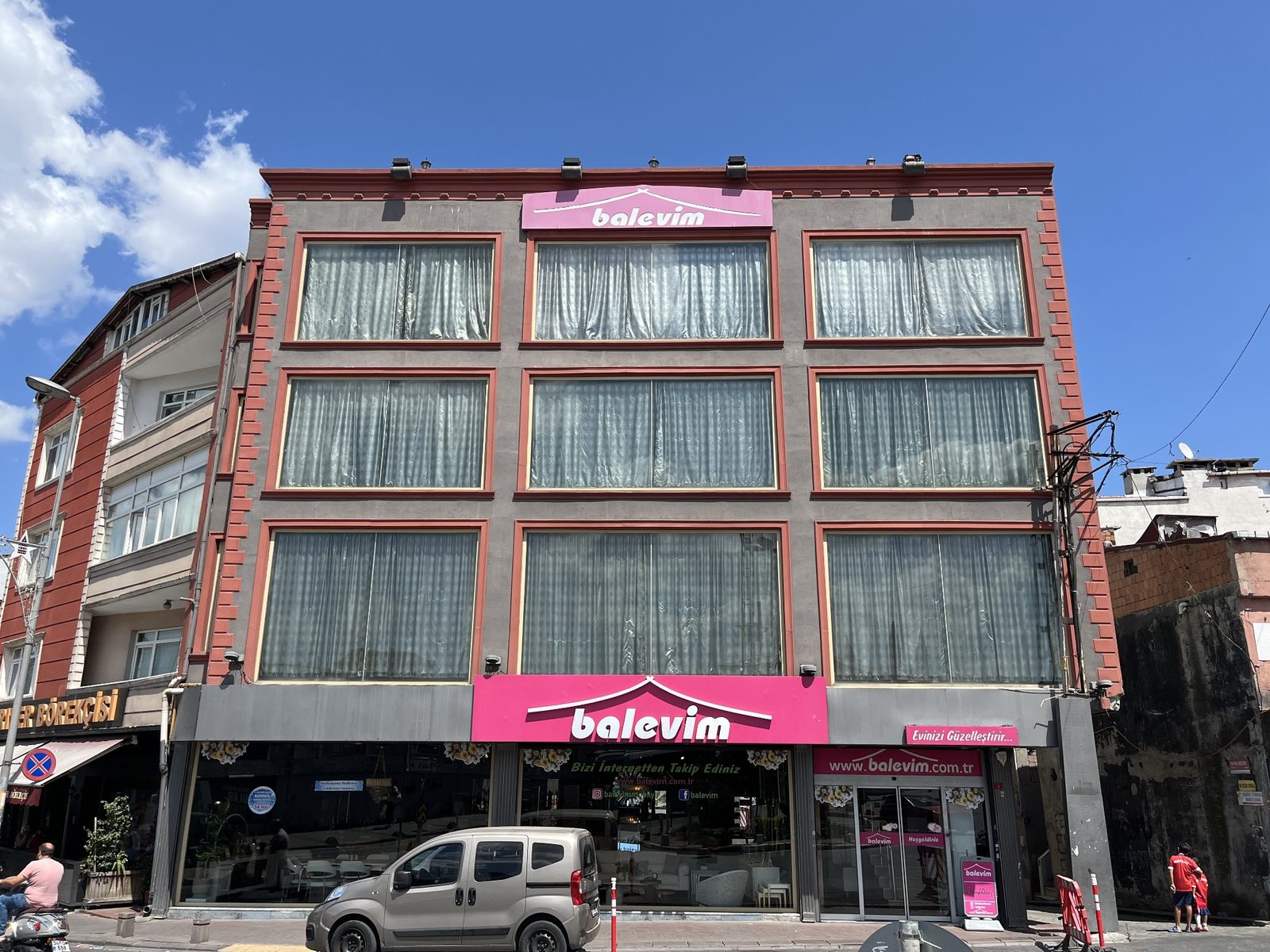 Beyoğlu Balevim Mobilya mağazası dış cephesi